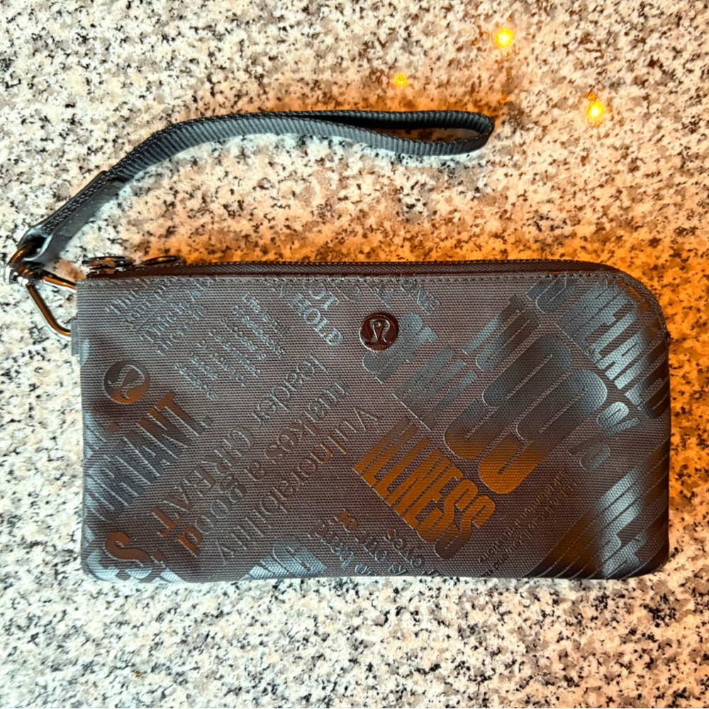 ♥️💖 Lululemon Solid Black Manifesto Print Curved Wristlet Removable Strap EUC
